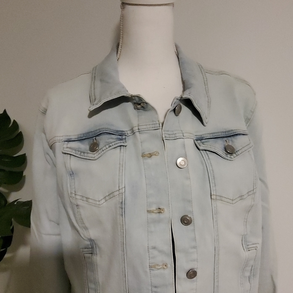 Time and Tru Light Wash Denim Jacket - Picture 2 of 8